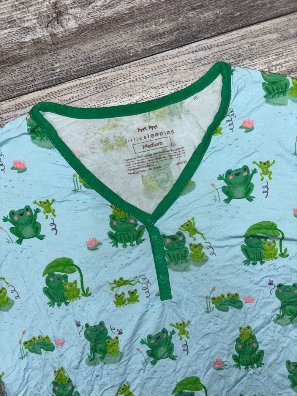 Women’s Little Sleepies Frog Print Pajama Set Size Medium - Picture 5 of 5